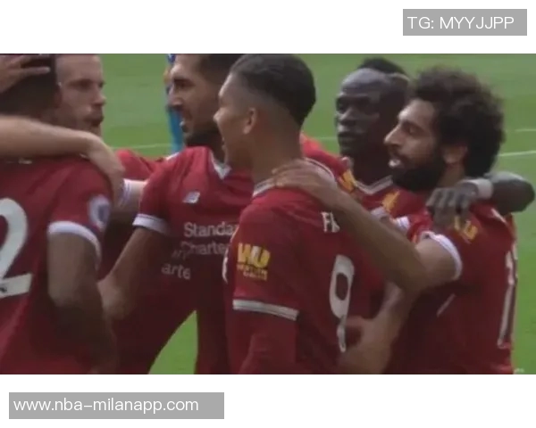 库利巴利和盖耶将队长袖标传递给马内共同庆祝首个奖杯的温馨时刻 库利巴利和盖耶将队长袖标传递给马内共同庆祝首个奖杯的温馨时刻