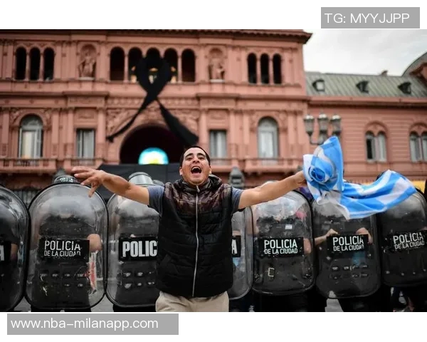 巴黎极端球迷放烟火送别荣誉满载的2025年数十人被警方逮捕